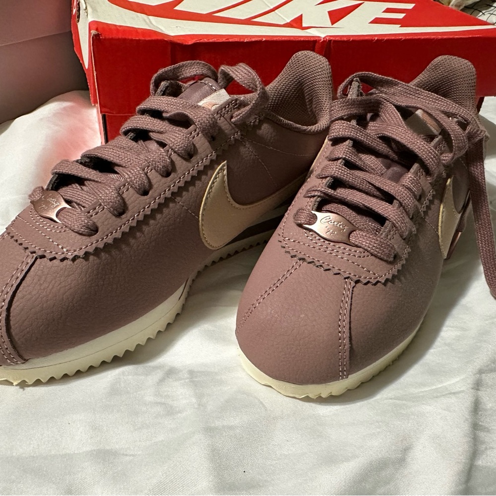 New Nike Cortez for woman, size 6 💜💜
